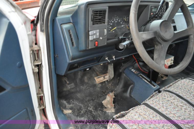 image for item C3171 1992 Chevrolet Cheyenne 3500 spreader truck