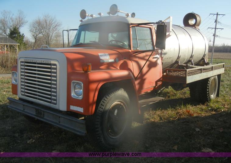 image for item D4663 1975 International Loadstar 1700 water truck