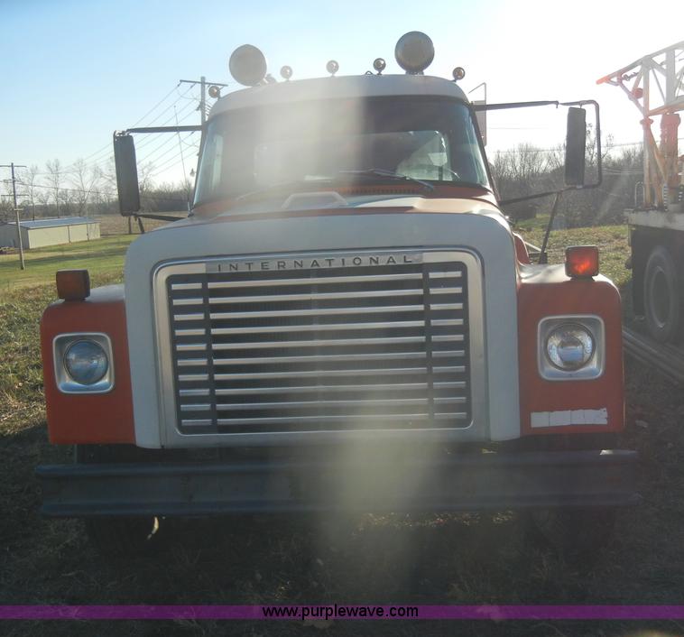 image for item D4663 1975 International Loadstar 1700 water truck