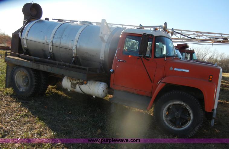 image for item D4663 1975 International Loadstar 1700 water truck