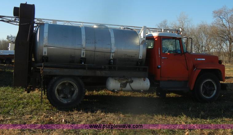 image for item D4663 1975 International Loadstar 1700 water truck