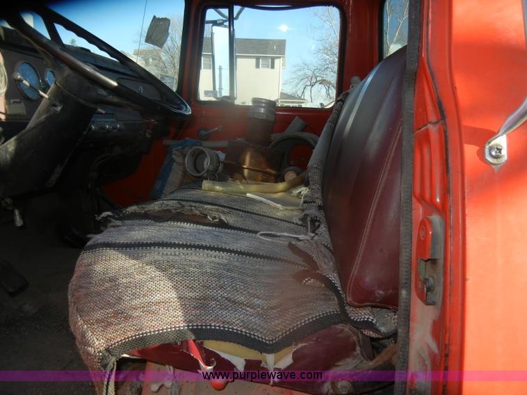 image for item D4663 1975 International Loadstar 1700 water truck