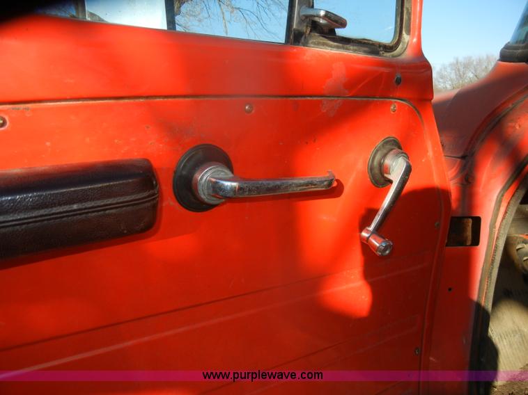 image for item D4663 1975 International Loadstar 1700 water truck