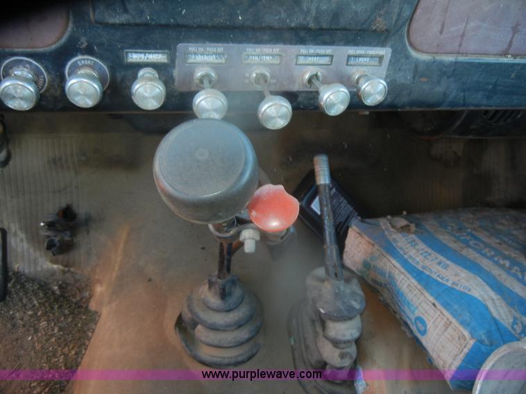 image for item D4663 1975 International Loadstar 1700 water truck