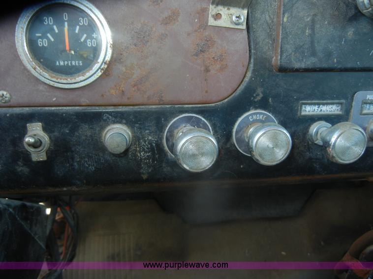 image for item D4663 1975 International Loadstar 1700 water truck