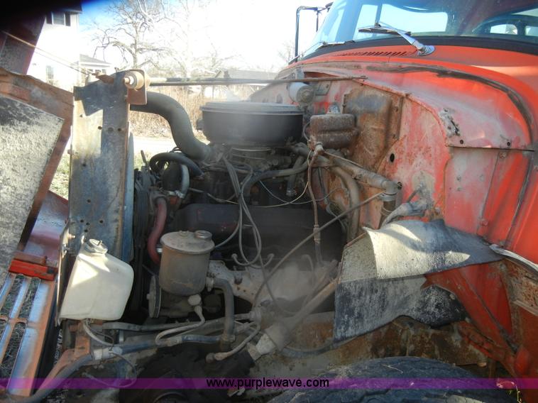 image for item D4663 1975 International Loadstar 1700 water truck