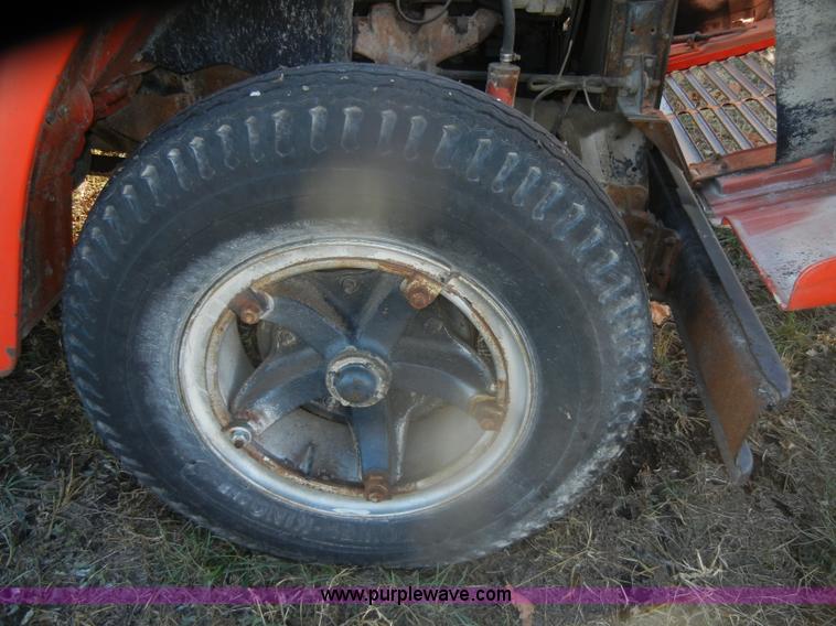 image for item D4663 1975 International Loadstar 1700 water truck