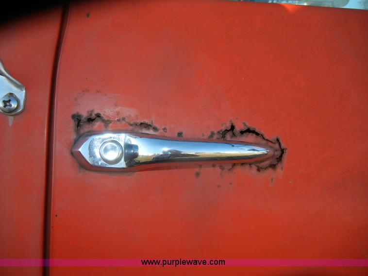 image for item D4663 1975 International Loadstar 1700 water truck