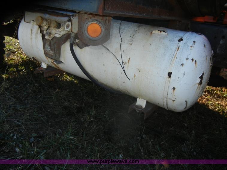 image for item D4663 1975 International Loadstar 1700 water truck