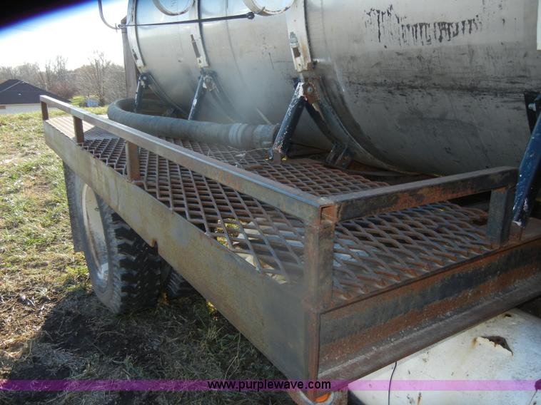 image for item D4663 1975 International Loadstar 1700 water truck