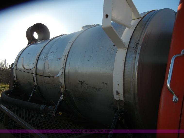 image for item D4663 1975 International Loadstar 1700 water truck