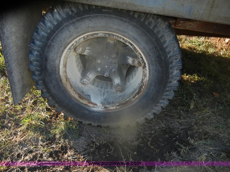 image for item D4663 1975 International Loadstar 1700 water truck