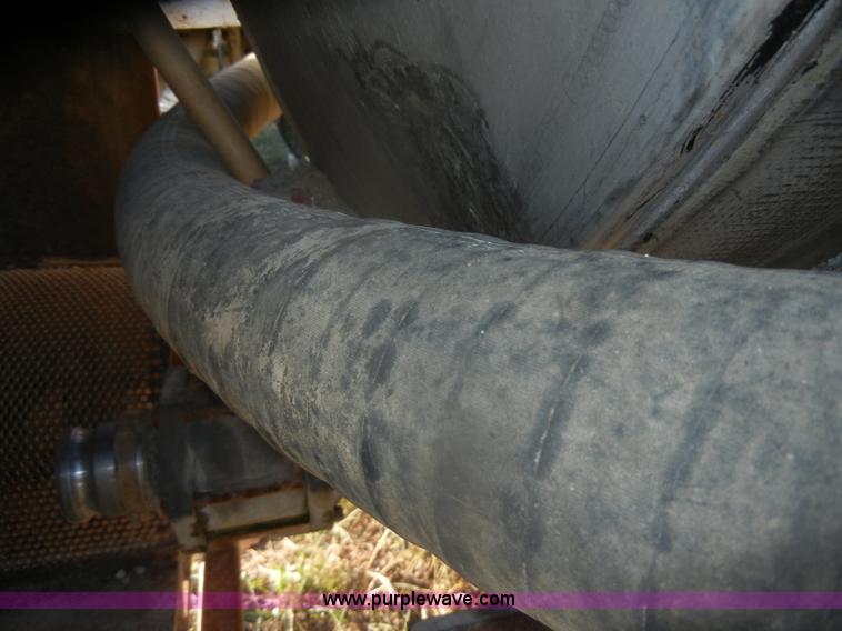 image for item D4663 1975 International Loadstar 1700 water truck