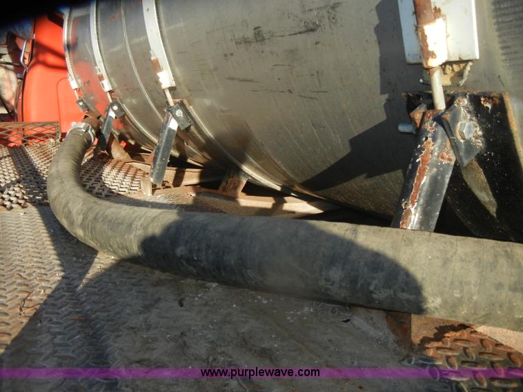 image for item D4663 1975 International Loadstar 1700 water truck