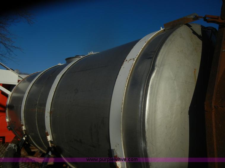 image for item D4663 1975 International Loadstar 1700 water truck