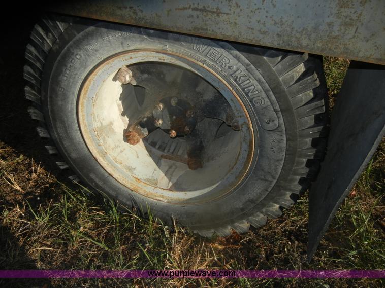 image for item D4663 1975 International Loadstar 1700 water truck