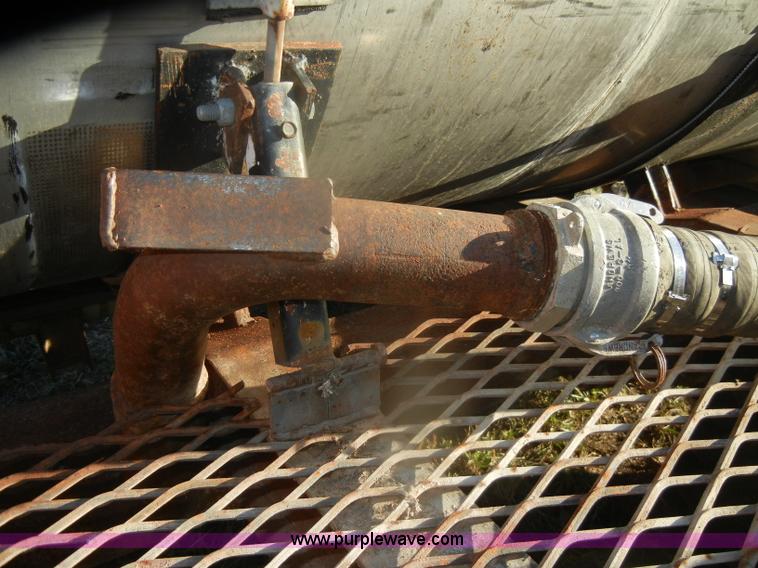 image for item D4663 1975 International Loadstar 1700 water truck