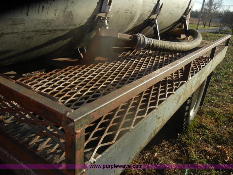 image for item D4663 1975 International Loadstar 1700 water truck