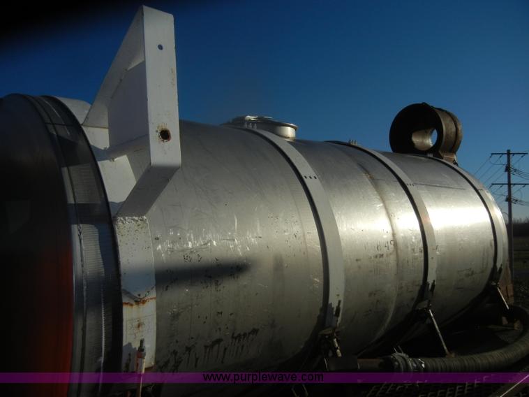 image for item D4663 1975 International Loadstar 1700 water truck