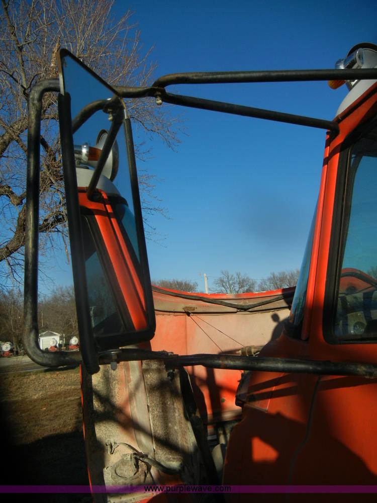 image for item D4663 1975 International Loadstar 1700 water truck