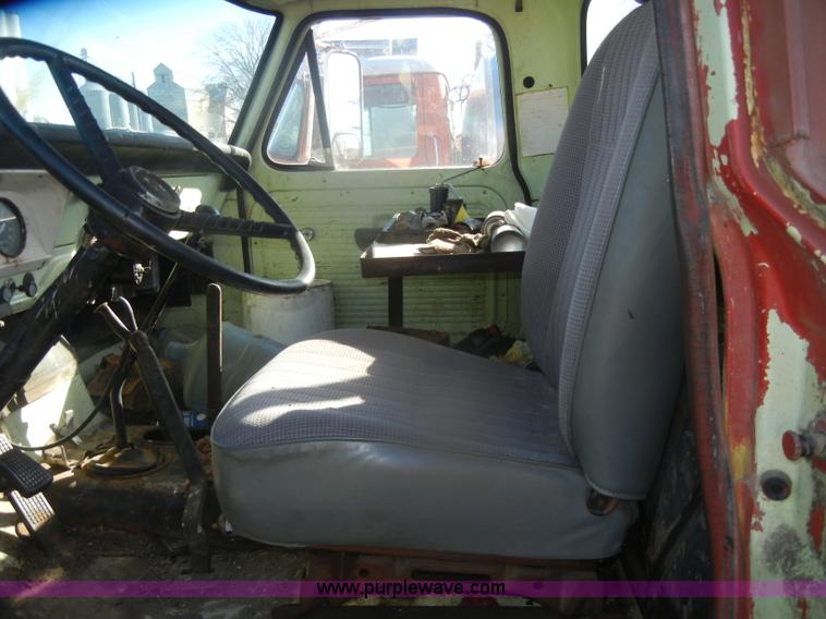 image for item D4688 1972 Ford 750 Franks test FA drilling rig