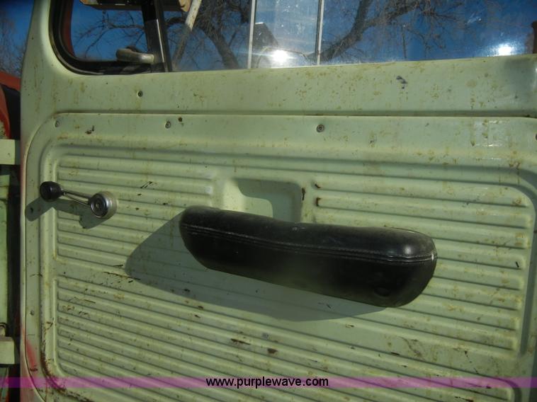 image for item D4688 1972 Ford 750 Franks test FA drilling rig