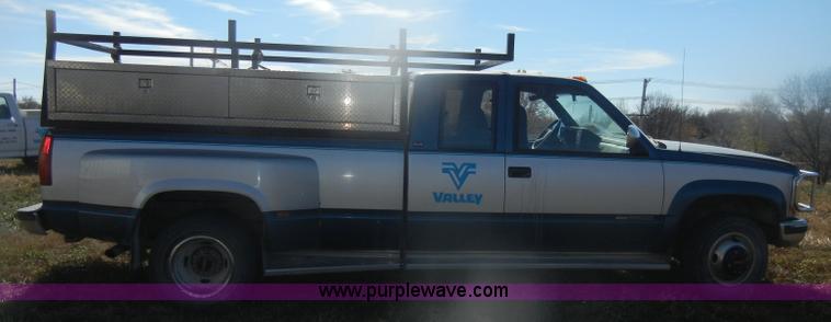 image for item D4706 1992 GMC Sierra 3500 SLE pickup truck