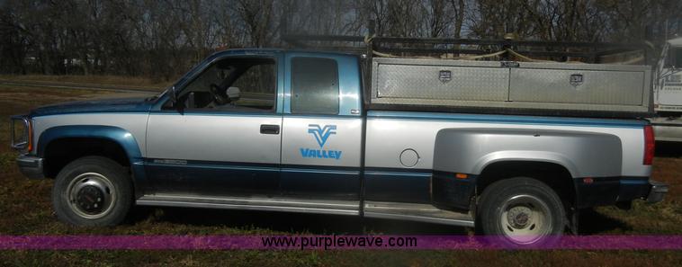 image for item D4706 1992 GMC Sierra 3500 SLE pickup truck