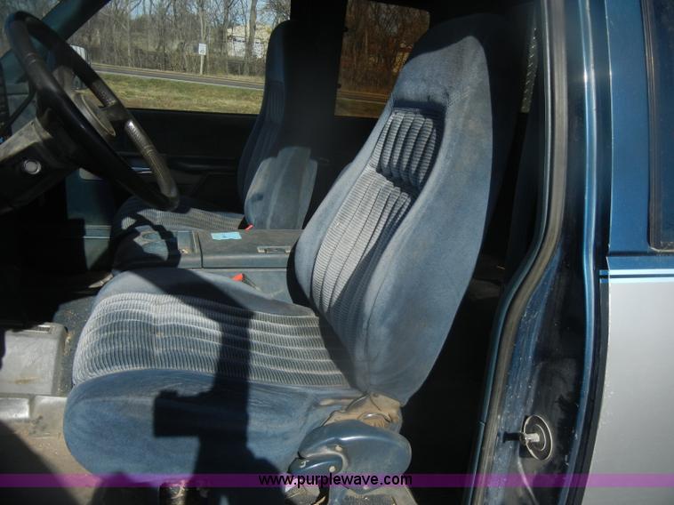 image for item D4706 1992 GMC Sierra 3500 SLE pickup truck