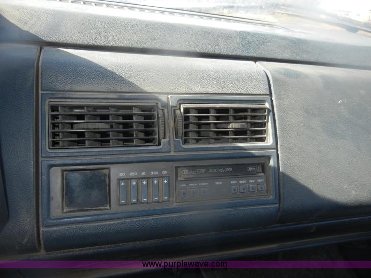 image for item D4706 1992 GMC Sierra 3500 SLE pickup truck