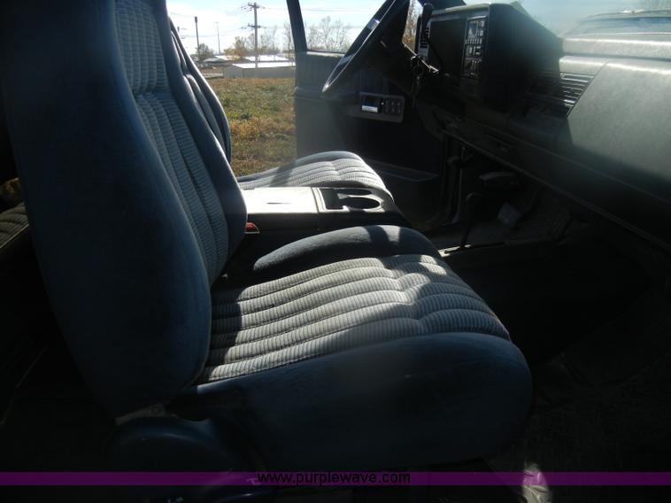 image for item D4706 1992 GMC Sierra 3500 SLE pickup truck