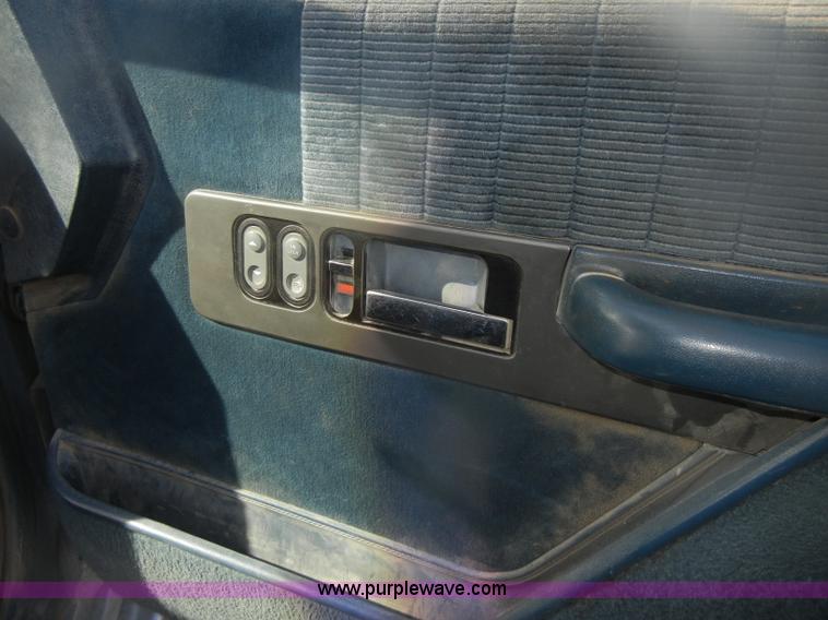 image for item D4706 1992 GMC Sierra 3500 SLE pickup truck