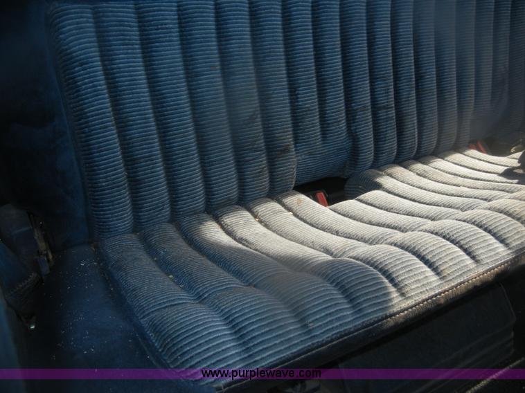 image for item D4706 1992 GMC Sierra 3500 SLE pickup truck