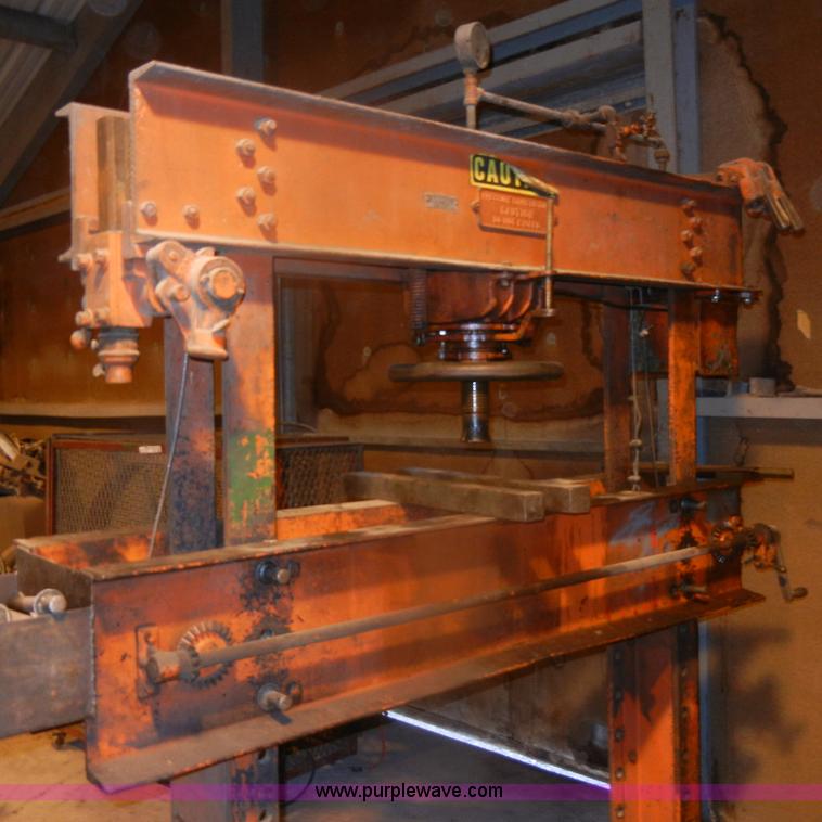 image for item O9571 Manley 60 ton press