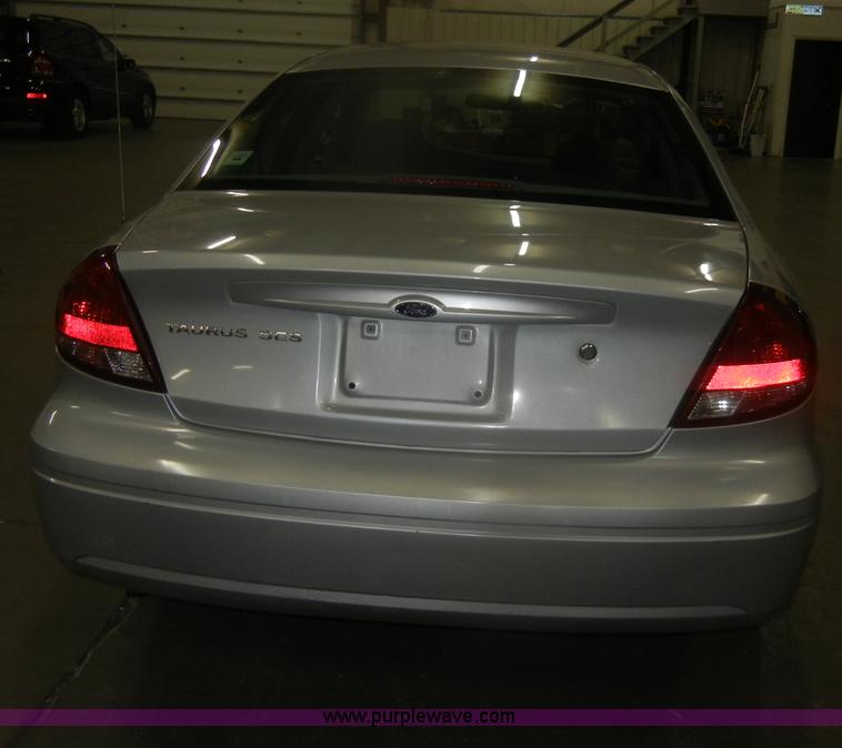 image for item D4679 2004 Ford Taurus SES