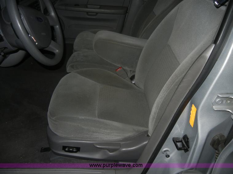 image for item D4679 2004 Ford Taurus SES