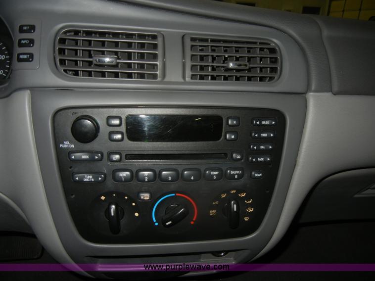 image for item D4679 2004 Ford Taurus SES