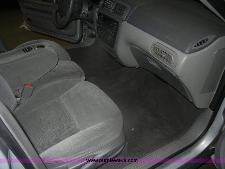 image for item D4679 2004 Ford Taurus SES