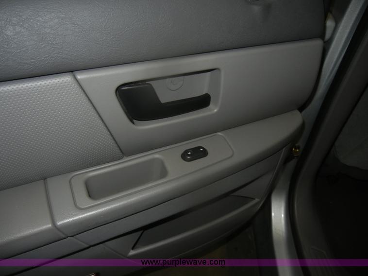 image for item D4679 2004 Ford Taurus SES