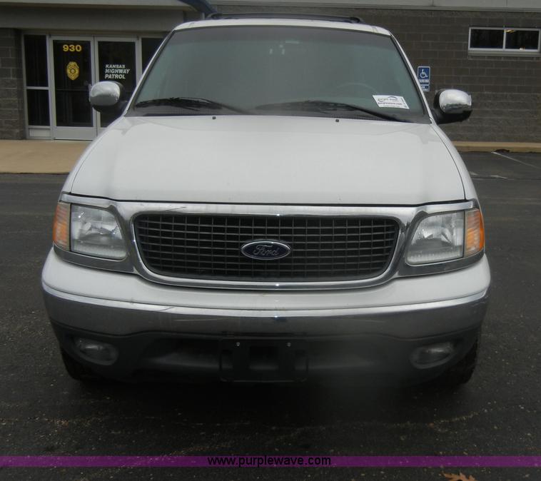 image for item D4902 2002 Ford Expedition XLT SUV <br />Non-repairable title, parts only