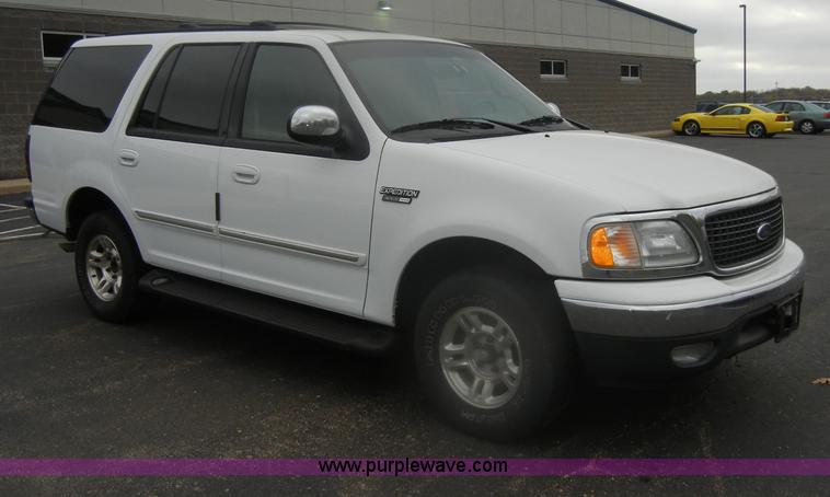 image for item D4902 2002 Ford Expedition XLT SUV <br />Non-repairable title, parts only