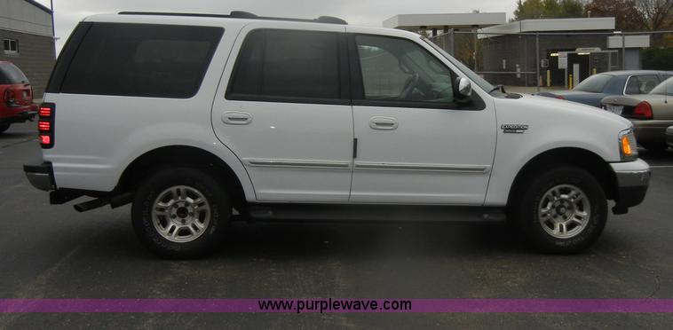 image for item D4902 2002 Ford Expedition XLT SUV <br />Non-repairable title, parts only