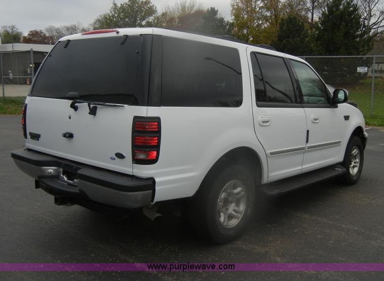 image for item D4902 2002 Ford Expedition XLT SUV <br />Non-repairable title, parts only