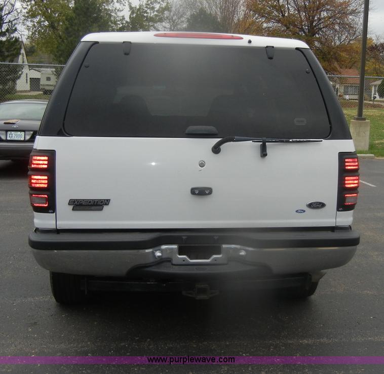 image for item D4902 2002 Ford Expedition XLT SUV <br />Non-repairable title, parts only
