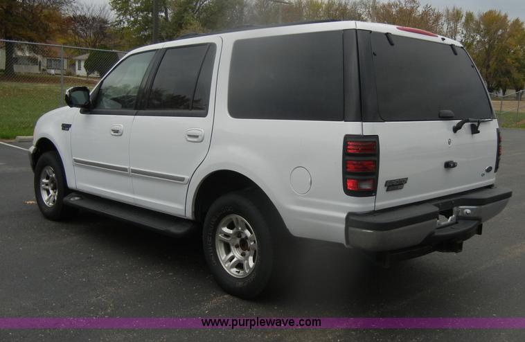 image for item D4902 2002 Ford Expedition XLT SUV <br />Non-repairable title, parts only