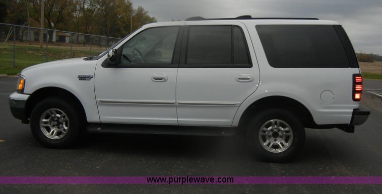 image for item D4902 2002 Ford Expedition XLT SUV <br />Non-repairable title, parts only