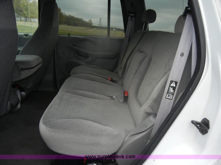 image for item D4902 2002 Ford Expedition XLT SUV <br />Non-repairable title, parts only