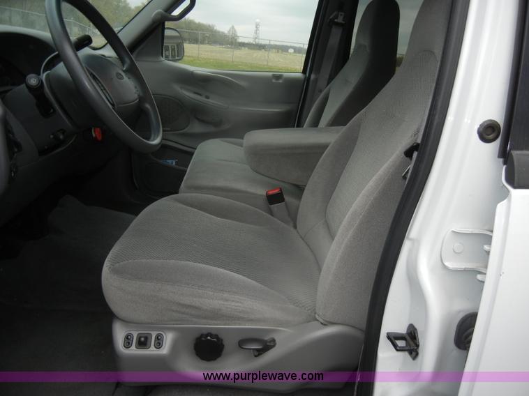 image for item D4902 2002 Ford Expedition XLT SUV <br />Non-repairable title, parts only
