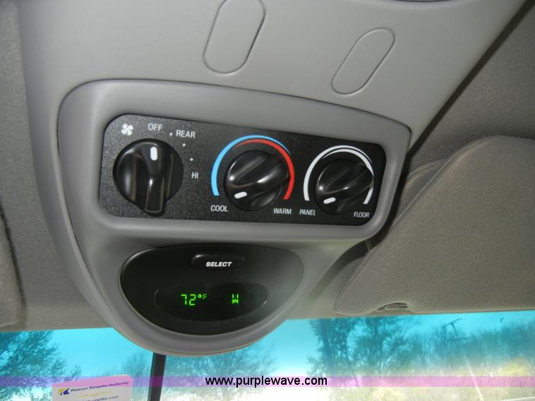 image for item D4902 2002 Ford Expedition XLT SUV <br />Non-repairable title, parts only