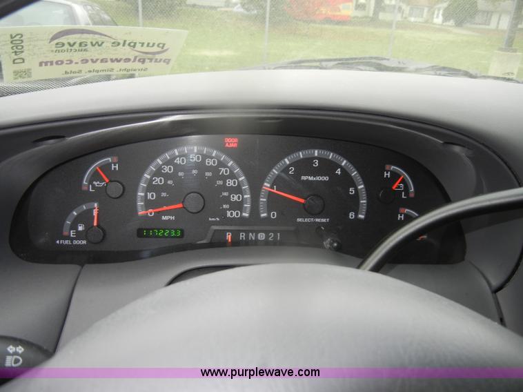 image for item D4902 2002 Ford Expedition XLT SUV <br />Non-repairable title, parts only